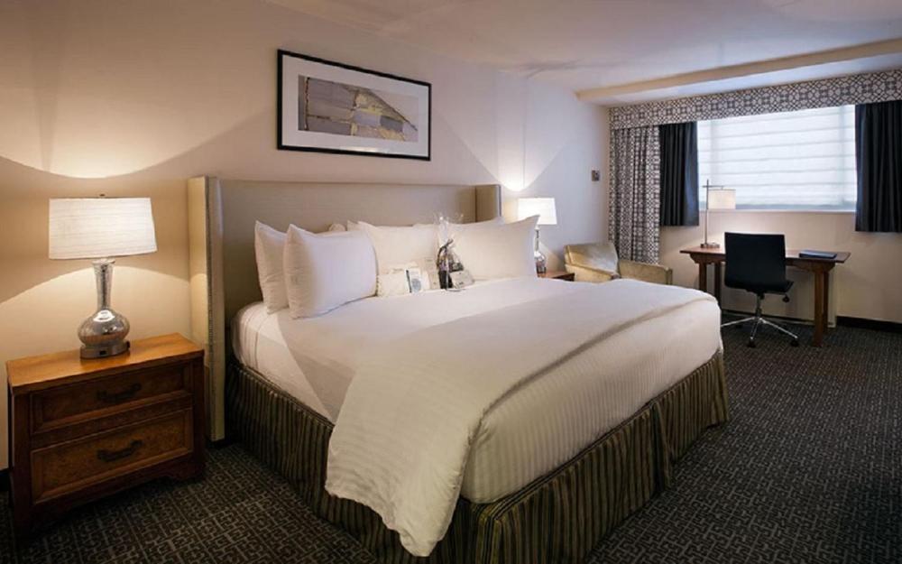 Deluxe King Room interior